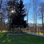 Pohled do zahrady, houpačka, hrazdy