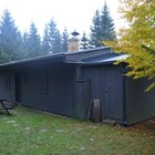 Malá chata pohled na průčelí a přední posezení